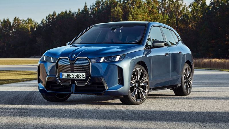 Das überarbeitete Elektro-SUV BMW iX präsentiert sich mit neuen Scheinwerfern und einer veränderten Frontschürze.(Bild:  BMW)