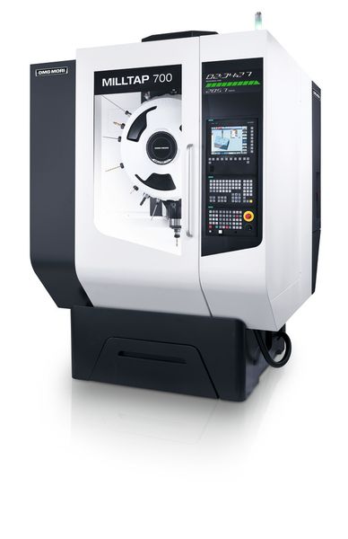 Schnell und dauerhaft präzise ist das Kompaktbearbeitungszentrum Milltap 700 von DMG Mori. Es zeichnet sich durch einen patentierten Werkzeugwechsler mit nur 0,9 s Werkzeugwechselzeit, eine stabile Grundkonstruktion für Hochleistungsfräsbearbeitungen sowie eine sehr gute Steuerungstechnik mit der Siemens 840D solutionline Operate 4.5 aus. Als einzige Maschine in ihrem Segment kann sie mit direkten Wegmesssystemen (X, Y, Z) ausgestattet werden. (Bild: DMG Mori)