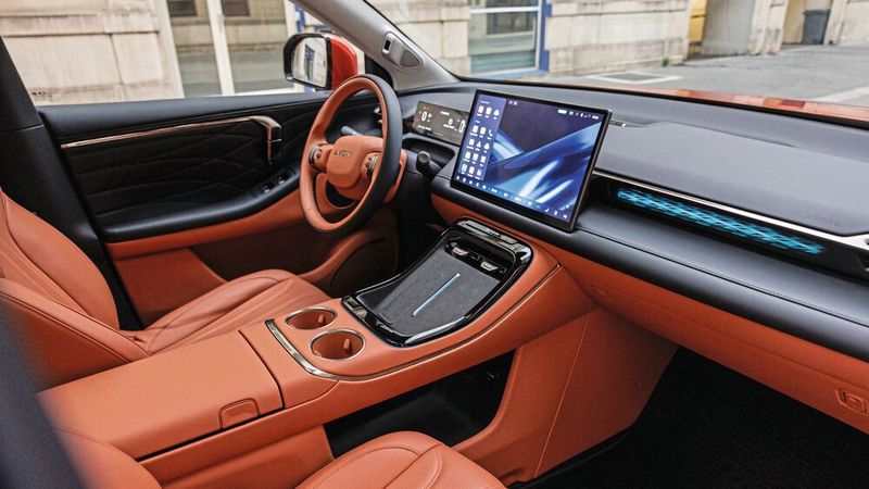 Das hochwertig wirkende Interieur des Aion V wird vom 14,6-Zoll-Zentraldisplay dominiert. (Bild: Rightlight Media)