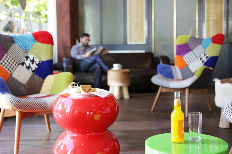 Das Autohaus-Café in Frankurt-Sachsenhausen lädt den Besucher mit seinem 50er-Jahre-Ambiente zum Verweilen ein. (Foto: Atrium Living Pictures)