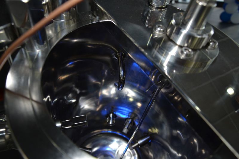 Darum geht es in den neuen Gebäuden: verschiedenste Messgeräte zur Überwachung und Qualitätskontrolle von Flüssigkeiten, wie hier in einem Schau-Reaktor für die Biotechnologie/Pharmatechnik.  (Bild: PROCESS)