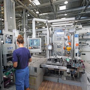 Die Anlage musste sich räumlich in die Produktionslinie einfügen. Dafür entwickelte Kuka Systems eine Stahlbaukonstruktion in Form eines Galgens, an der ein feinfühliger Leichtbauroboter befestigt ist. Der LBR iiwa kann so hängend arbeiten und nimmt wenig Platz in Anspruch.