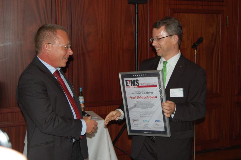Michael Velmeden (r.), Geschäftsfüher cms electronics nimmt die Award-Urkunde von Dr. Wolfgang Bochtler, Vorsitzender des ZVEI-Fachverband PCB and Electronic Systems (Archiv: Vogel Business Media)