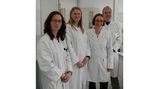 Bild 2:Prof. Dr. Ramsack (2. v. links) informiert sich über die laborpraktische Ausbildung der BTA-Auszubildenden in den Hildener Biotechnologie-Laboren. Dafür besucht sie verschiedene Fachpraxisunterrichte. Abteilungsleiter PD Dr. Hartmut Böhm (4. v. links) und Lehrinnnen der Abteilung der Biowissenschaften, Dr. Heike Meininghaus (3. v. links) und Isabel Ohneck (1. v. links) erläuterten dabei ihr pädagogisches Konzept. (Bild: Berufskolleg Hilden)