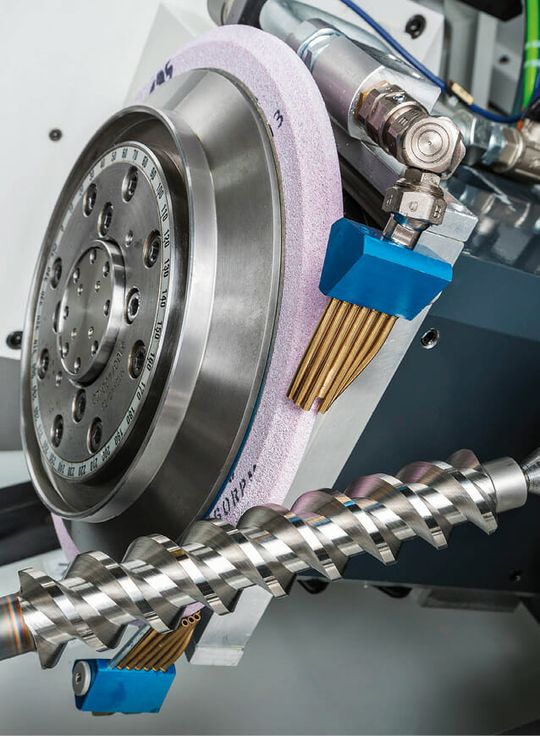(Seit 1995 rüstet SMS hochflexible Universal- bis hin zu vollautomatisierten Einzweckgewindeschleifmaschinen für die Massenproduktion aus. Bild: SMS)