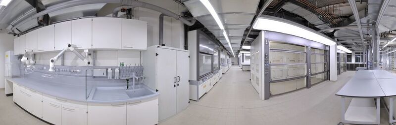 Abb. 1: Übersichtsbild einer der auf 1100 Quadratmeter neu gestalteten Laborfläche mit modularen und flexiblen Einrichtungen.  (Bild: Siemens)