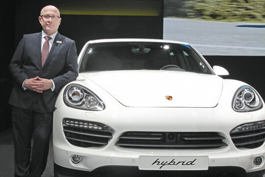 Porsche: Jüngst schickte Porsche eine Kampf-Ansage nach Maranello: Mit dem kommenden Top-Modell 918 soll die Alleinherrschaft von Ferrari in der Klasse zwischen 250.000 Euro und 400.000 Euro gebrochen werden. Bei einem geschätzten Monatseinkommen von 9.100 Euro muss auch der Porsche-Fahrer etwas sparen (Ferrari: 21.400 Euro). Kein Wunder wird er eher als ernst wahrgenommen (64 Prozent). Wer so viel Zeit mit Arbeit zubringen muss, um sich einen Porsche leisten zu können, so scheint der Bundesbürger zu glauben, hat wenig Zeit zum Lachen. Dennoch gelten Porsche-Fahrer als attraktiv (69 Prozent) und sportlich (72 Prozent). (Archiv: Vogel Business Media)