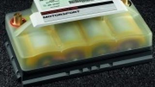 Leichter Kraftprotz: Die Lithium-Ionen-Batterie wiegt zehn Kilo weniger als eine Bleibatterie.  (Foto: Porsche)