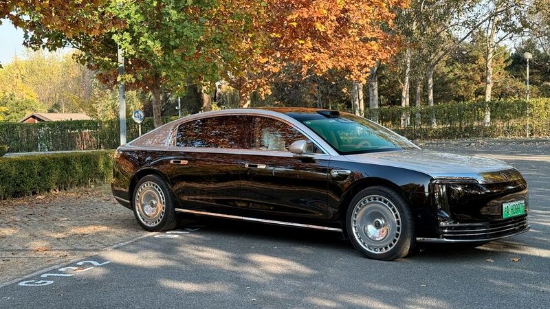 Wenn es um den Antrieb geht, wirkt der S800 fast ein bisschen ärmlich. Denn wo bei der Konkurrenz acht und bisweilen sogar noch zwölf Zylinder schnurren, knattert hier ein aufgeladener Vierzylinder mit mageren 1,5 Litern Hubraum. (Bild: sp-x)