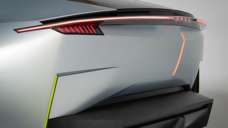 Das Kompass-Achsen-Motiv taucht auch am Heck auf. (Bild: Opel)