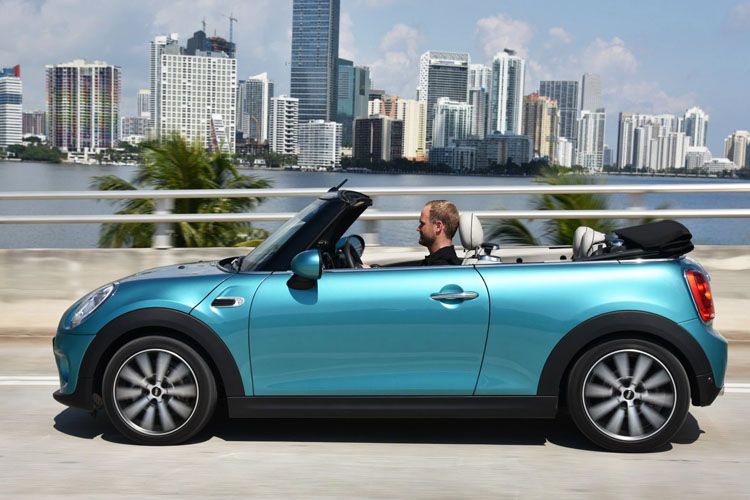 Gegenüber dem Vorgänger ist das neue Cabrio mit 3,82 Metern um knapp zehn Zentimeter in der Länge gewachsen, was auch mehr Platz für vier Passagiere und das Gepäck schafft. (Foto: Mini)