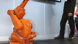 Der berührungssensitive Fußbodenbelag erkennt Personen und stoppt die Bewegung des Roboters. Bild: Fraunhofer-IFF (Archiv: Vogel Business Media)
