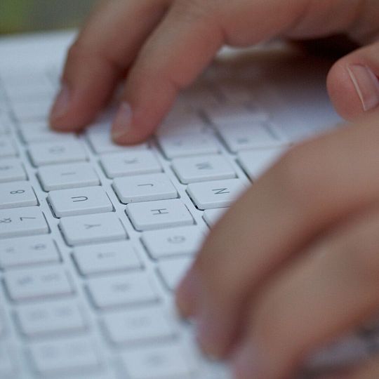 Derzeit erhalten Arbeitgeber und Unternehmen bundesweit unseriöse Mails zum Thema Kurzarbeitergeld.(Bild:  Internet Cafe /Nelson de Witt / CC BY-SA 2.0)