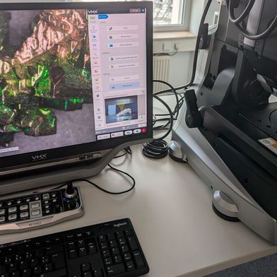 Mikroskopie-Demo in der LABORPRAXIS-Redaktion. Keyence war bei der Vogel Communications Group in Würzburg zu Besuch und hat gleich ein komplettes Digitalmikroskop samt Bildschirm mitgebracht. In so einem Termin kann man gemeinsam die Funktionen des Gerätes testen und direkt erste eigene Proben untersuchen. Hier liegt beispielsweise ein Bismut-Kristall auf dem Probentisch. (Bild: VCG – Lüttmann)