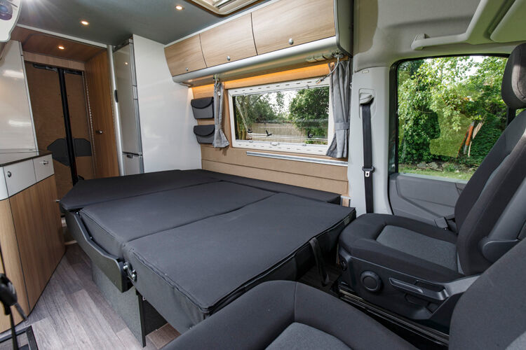 Der Prototyp aus dem hessischen Egelsbach präsentiert sich ebenfalls mit einer neuen Grundriss-Variante. Ähnlich wie bei einem Campingbus wird hier eine Mittelsitzbank zum Bett umgebaut. (Reimo)