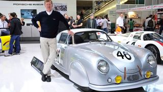 Auch Rallye-Ikone Walter Röhrl greift regelmäßig für Porsche bei Klassikveranstaltungen hinters Lenkrad. (Foto: Porsche)