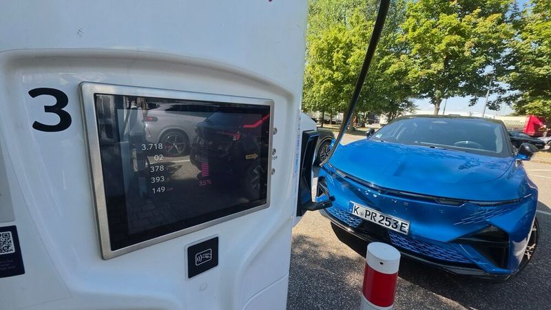 5. Die Reichweite und die Ladeleistung: Der Alpine A 390 GT hat einen 89-kWh-Lithium-Ionen-Akku, der im WLTP-Zyklus gemessen 551 Kilometer fährt. Im realen Fahrbetrieb sind bei einer E-Auto-freundlichen Temperatur knapp 500 Kilometer möglich. Der Verbrauch pendelte sich auf den Testfahrten zwischen knapp 20 und 23 kWh/100 km ein. Da der Hersteller auf die 400- statt auf die 800-V-Technik setzt, ist die Ladeleistung an Schnellladesäulen zwar nicht herausragend, mit 150 kW aber ordentlich. An einer 150-kW-Säule wurde tatsächlich die maximale Ladeleistung abgerufen, und beim Laden von gut 30 auf rund 60 Prozent lag die durchschnittliche Ladeleistung bei sehenswerten 120 kW. Optimieren lässt sich das Laden mithilfe der serienmäßig verbauten Wärmepumpe und dem EV-Routenplaner. Wer mit Wechselstrom lädt, braucht mit dem 11-kW-Bordladegerät knapp 5,5 Stunden, umd den Akku von 20 auf 80 Prozent zu füllen. Optional ist auch ein 22-kW-Onboard-Charger erhältlich. Mit dem ebenfalls optional erhältlichen Adapter ist es zudem möglich, externe Geräte, beispielsweise ein E-Bike, zu laden.  (Bild: Mauritz – VCG)