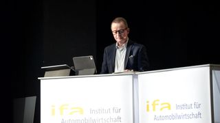 IfA-Chef Prof. Stefan Reindl moderiert auf dem Branchenkongress seines Instituts in Nürtingen zwischen vielen Rednern aus Industrie, Handel und Politik. (Bild: Rehberg – VCG)