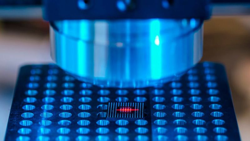 Im Projekt „MultiLambdaChip“ werden neue Laserlichtquellen entwickelt. (Bild:  Fraunhofer IPM)