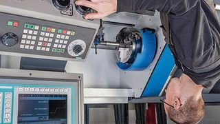 Die bedienerfreundliche CNC-Steuerung ist eine Eigenentwicklung. (Bild: R&D Maschinenbau)