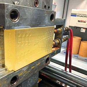 Die Spritzgussform wurde auf einem Formlabs-Drucker passgenau aus einem hitzebeständigen Kunstharz gedruckt.(Bild:  Formlabs)