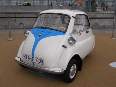 Prinz Leopold von Bayern hat sich mit dem Kauf dieser BMW Isetta einen Traum erfüllt. Der Ur-Ur-Ur-Enkel von König Ludwig I. besitzt damit eines von 1.000 Fahrzeugen, die noch in Deutschland unterwegs sind. (Archiv: Vogel Business Media)