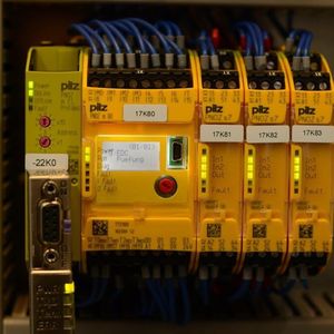 Bei SAR Gröpler übernimmt das konfigurierbare Steuerungssystem PNOZmulti 2 von Pilz u. a. die Überwachung der Sensorik und der der Not-Halt-Taster.