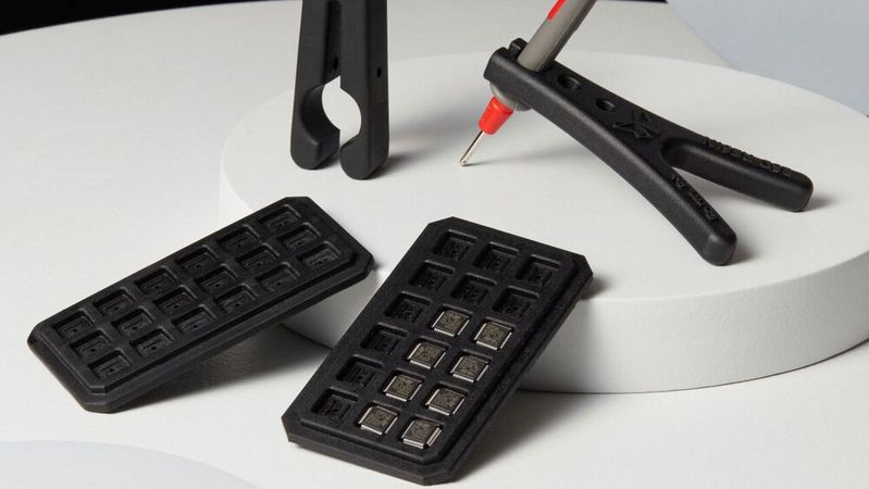 Das statisch ableitende Material „ESD Resin“ von Formlabs soll in der der SLA-3D-Druckindustrie neue 3D-Druckanwendungen in der Elektronik-, der Automobil- und der Luftfahrtindustrie erschließen.(Bild:  Formlabs)