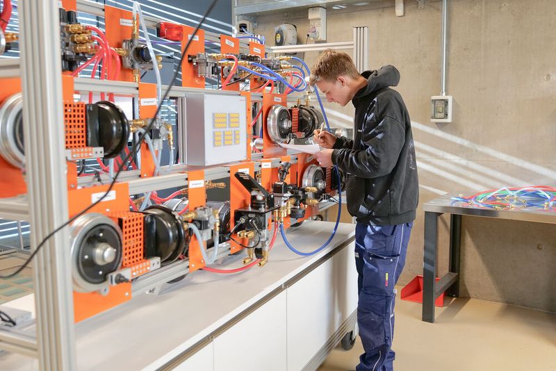 Kfz-Mechatroniker für Nutzfahrzeugtechnik, Andy Schuck, konnte im Frühjahr den Eurocup 2024 gewinnen und tritt im September bei den Worldskills in Lyon an. Auch er ist als Quereinsteiger in die Wettbewerbskarriere gestartet.(Bild:  Schmidt - VCG)