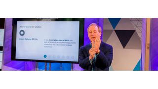 Brad Smith, Präsident von Microsoft, präsentiert den von seiner Firma für IoT-Geräte entwickelten Microcontroller. Er soll unter einer speziell für den Chip geschaffenen OS mit Linux-Kernel laufen, die mit einem Cloud-Dienst auf Azure kommuniziert. (Microsoft)