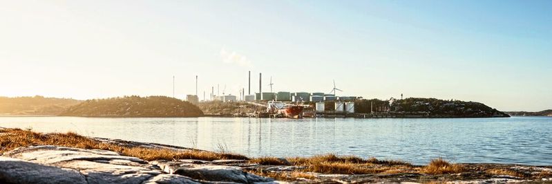 Die Preem-Leitung beschloss, vier der traditionellen Rohrbündelwärmetauscher im Prozessschritt der atmosphärischen Destillation in der Raffinerie in Lysekil gegen einen verschweißten Plattenwärmetauscher von Alfa Laval vom Typ Compabloc auszutauschen. Die Preem-Leitung beschloss, vier der traditionellen Rohrbündelwärmetauscher im Prozessschritt der atmosphärischen Destillation in der Raffinerie in Lysekil gegen einen verschweißten Plattenwärmetauscher von Alfa Laval vom Typ Compabloc auszutauschen.
