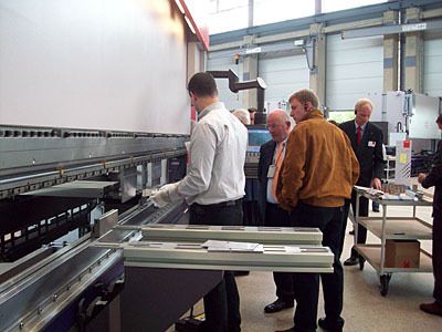 Bei einem Rundgang durch die Fertigung konnten die Gäste einen Blick hinter die Kulissen werfen. (Archiv: Vogel Business Media)