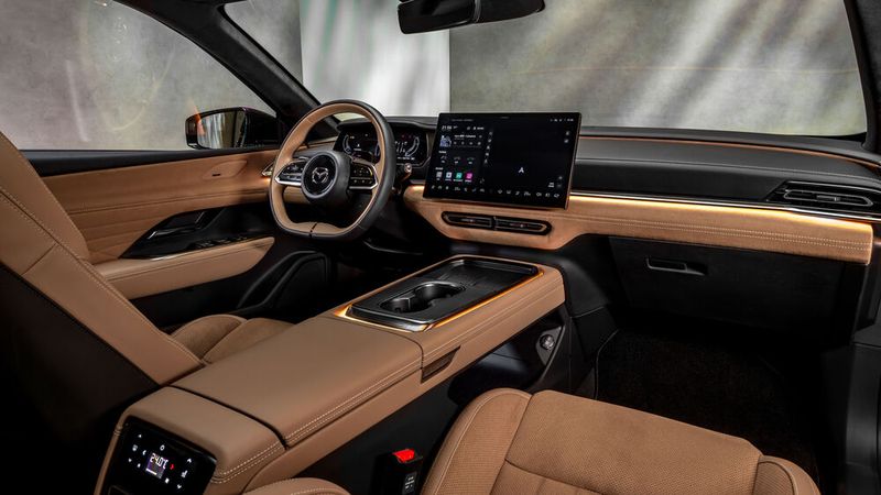 Das Interieur wirkt mit der schwebenden Mittelkonsole und den gewählten Materialien sehr hochwertig. Ins Auge sticht vor allem das 14,6 Zoll große Display in der Mitte des Cockpits. (Bild: Mazda)