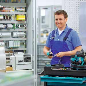 Bild 1: Immer das richtige Werkzeug: Je nach Applikationen kann der Leiter manuell oder teilautomatisiert verarbeitet werden.