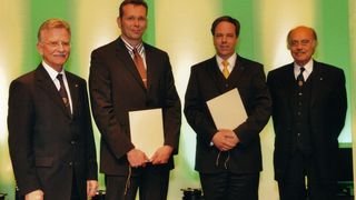 Verleihung des von-Langenbeck-Preises am 20. April 2010 in Berlin. Von links nach rechts: Prof. Dr. med. R. Gradinger, Präsident der DGCH, Priv.-Doz. Dr. med. T. Walles, Prof. Dr. med. C. M. Seiler, Prof. Dr. med. H. Bauer, Generalsekretär der DGCH.  (Bild: P. Schmalfeldt)