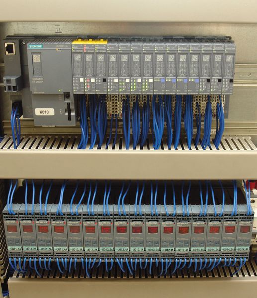 Die Stromüberwachungsrelais Sirius 3UG4822 von Siemens lassen sich schnell und einfach über IO-Link an die Steuerung anschließen. Für die 16 Geräte genügen vier IO-Link-Peripheriesysteme ET 200SP. (Siemens)