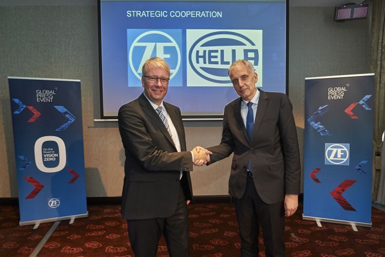 Stefan Sommer, Vorstandsvorsitzender von ZF (li.), und Rolf Breidenbach, CEO von Hella, verkündeten bei der Veranstaltung offiziell die Kooperation ihrer Unternehmen. (ZF Friedrichshafen AG)