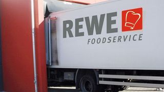 Die komplett in Rot gehaltenen Andockstellen wurde bei Rewe in Ulm als Betonvorbauten vor die Außenfassade des Logistiklagers gesetzt. Bild: Promstahl (Archiv: Vogel Business Media)