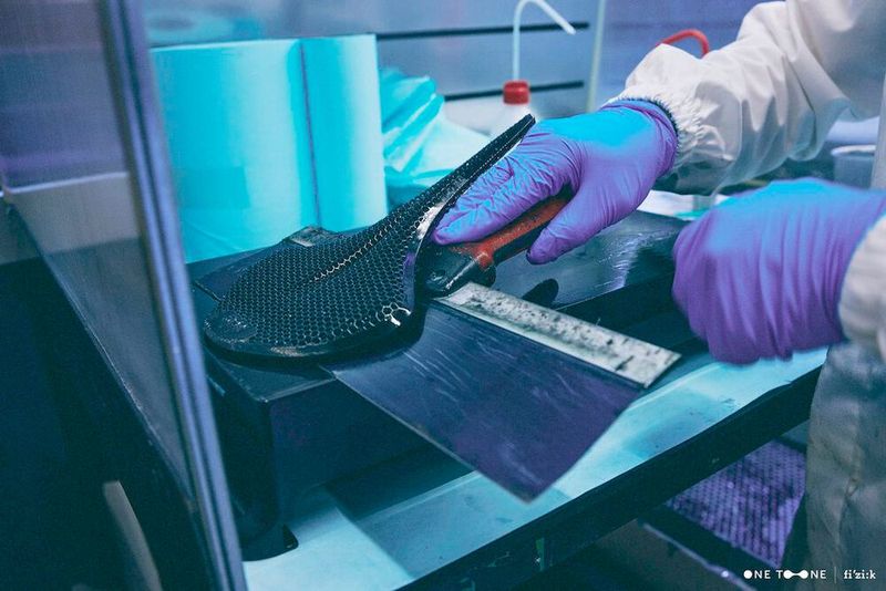 Nachdem die individuellen Daten einer Person auf dem Fahrrad durch Druckmessung ermittelt wurden, kann der für ihn angepasste Sattel additiv gerfertigt werden. Dieser hier ist soweit fertig. (Bild: Fizik)