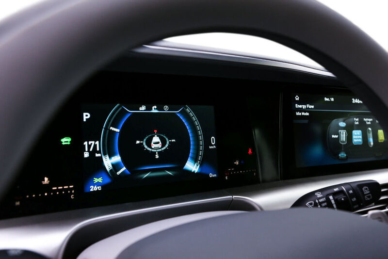 Schon recht weit ist der Nexo im Bezug auf teilautonomes Fahren. Die Hände bei Tempo 145 eine knappe Minute vom Lenkrad zu nehmen war bei der Testfahrt kein Problem. (Stefan Grundhoff, press-inform)