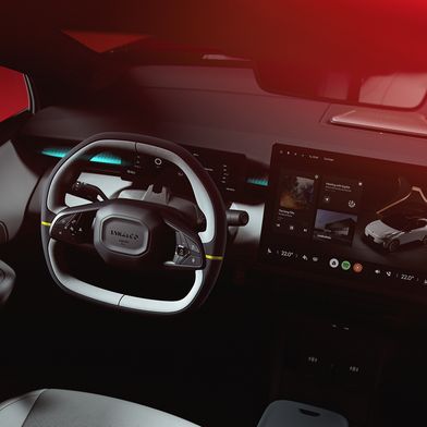 Sprachassistenten sollen die Fahrzeugbedienung vereinfachen. Sie sind bislang aber oft nicht ausgereift. (Bild: Lynk & Co.)