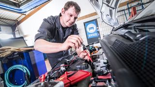 Um E-Autos reparieren und warten zu können, müssen die Betriebe ihre Mitarbeiter schulen und in die Werkstatt und ihre Ausrüstung investieren. Diese Kosten umzulegen, ist derzeit schwierig. Der ZDK empfiehlt deshalb einen eigenen Stundenverrechnungssatz für E-Autos. (Bild: ProMotor)