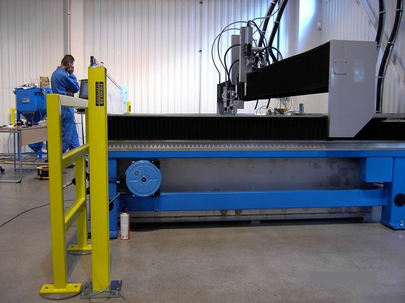Wasserstrahlbearbeitungsmaschine: Mit einem 2- oder 3-Stahl Sicherheitslichtgitter für Reichweiten bis zu 70 m lassen sich diese Anlagen flexibel sichern. (Fiessler Elektronik)