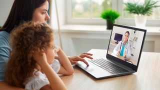 Nicht nur Theorie: Die Pädiatrie ist eines der konkreten eHealth-Anwendungsfelder, die auf dem Fachkongress besprochen werden sollen (©Studio Romantic – stock.adobe.com)