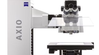 Axio Imager Vario von Zeiss mit motorisierter Säule und Reinraum-Kit. (Bild: Carl Zeiss)