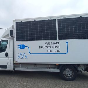 Lieferwagen mit Fahrzeugintegrierter Photovoltaik, der Teil der Studien-Flotte war. Wie alle anderen Fahrzeuge ist er mit einem Sensor zur Erfassung der Einstrahlungsdaten ausgestattet. (Bild:  IM Efficiency)