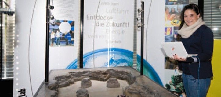 Mit ASURO auf dem Weg zum Mars:  „Raus aus der Schule, rein ins Labor“ ist das Motto der DLR School Labs (Bild: DLR)