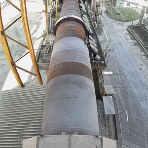 Das Herzstück der Produktion ist ein Drehrohrofen mit einem Durchmesser von 4,2 m, in dem Klinker bei hohen Temperaturen gebrannt wird. (Bild: SEW)