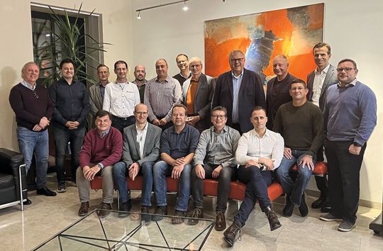 Pörner durfte sich in diesem Jahr über einen Rekordumsatz freuen. Auf dem Bild sind die verschiedenen Standortleiter der Gruppe zu sehen.(Bild:  Pörner)