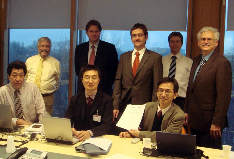 Unterzeichner der Kooperationsvereinbarung zwischen der JEITA und dem E-Class e.V. in Eindhoven (v.l.n.r.): Atushi Ishikawa (JEITA), John Mackin (Rosetta Net), Henning Uiterwyk (E-Class Office), Shizuka Kawabata (NEC Electronics), Friedhelm Hausmann (Chairman E-Class e.V.), Hiroshi Murayama (Chairman IEC SC3D – Toshiba), Addie Dijkstra (NXP-Philips) und Reinhard Nerke (Secretary IEC SC3D – Siemens). (Archiv: Vogel Business Media)